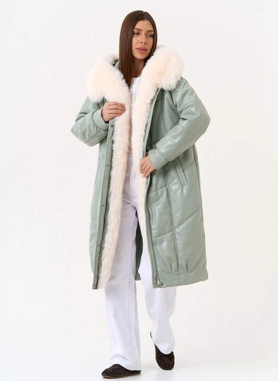 Женский пуховик из эко кожи с отделкой из эко меха