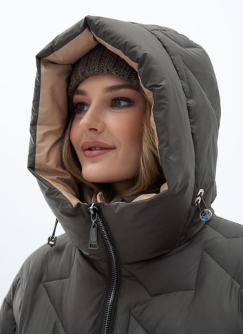 Женский удлиненный пуховик  капюшоном