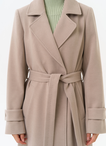 Женское пальто бежевого цвета с поясом