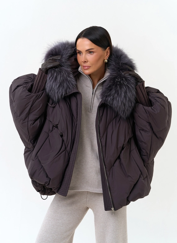 Женский оверсайз пуховик с мехом чернобурки на капюшоне фото