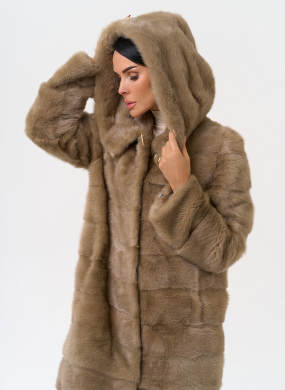 Шуба из норки бежевого цвета