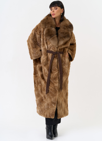 Женская шуба из меха норки с воротником их меха песца