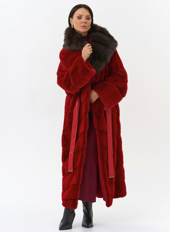Красная норковая шуба с капюшоном из меха куницы