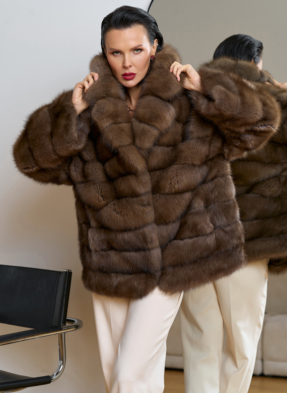 Женская шуба из куницы с английским воротником
