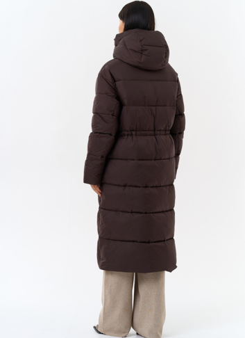 Женский пуховик коричневого цвета с капюшоном