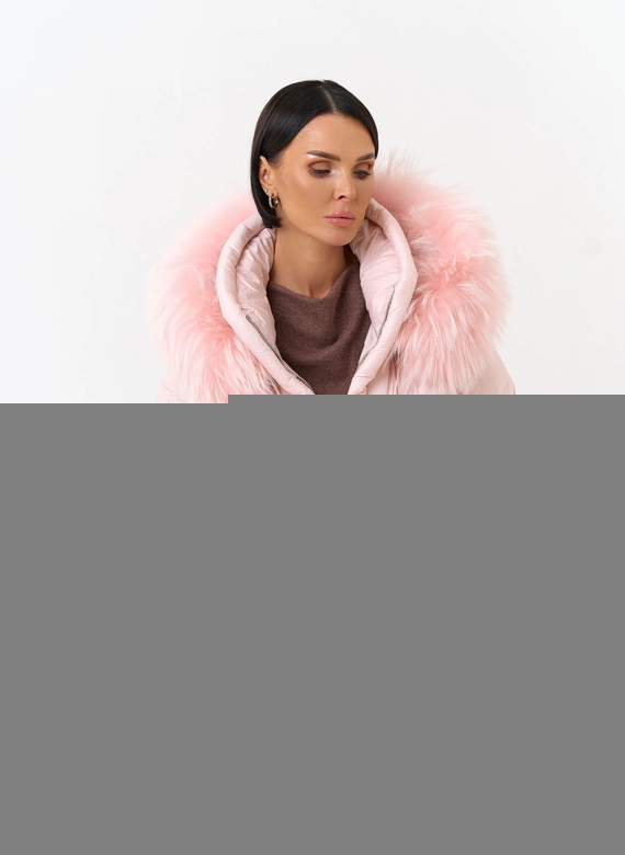 Женский пуховик с мехом енота на капюшоне фото