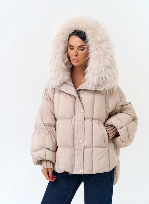 Женский пуховик с мехом енота на капюшоне фото