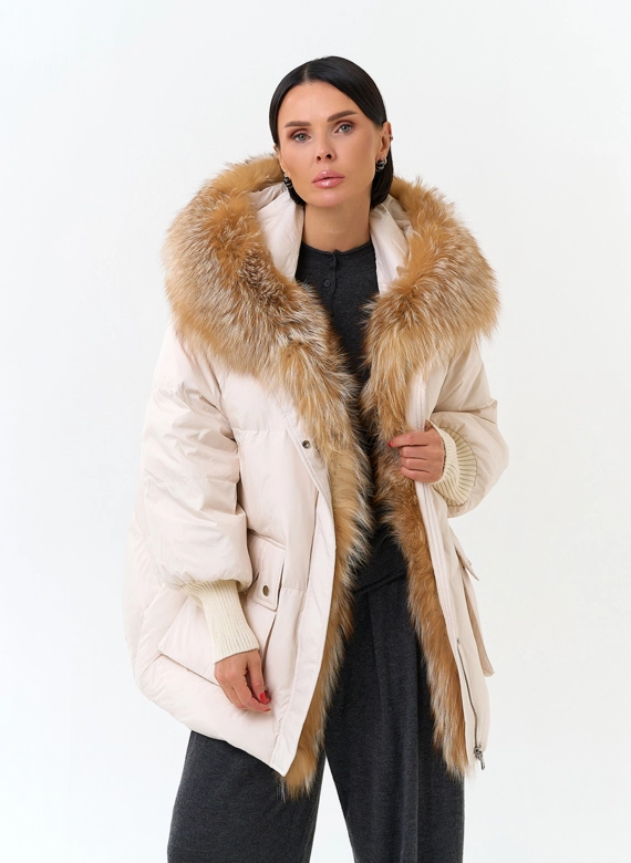 Женский пуховик с мехом лисы на капюшоне фото