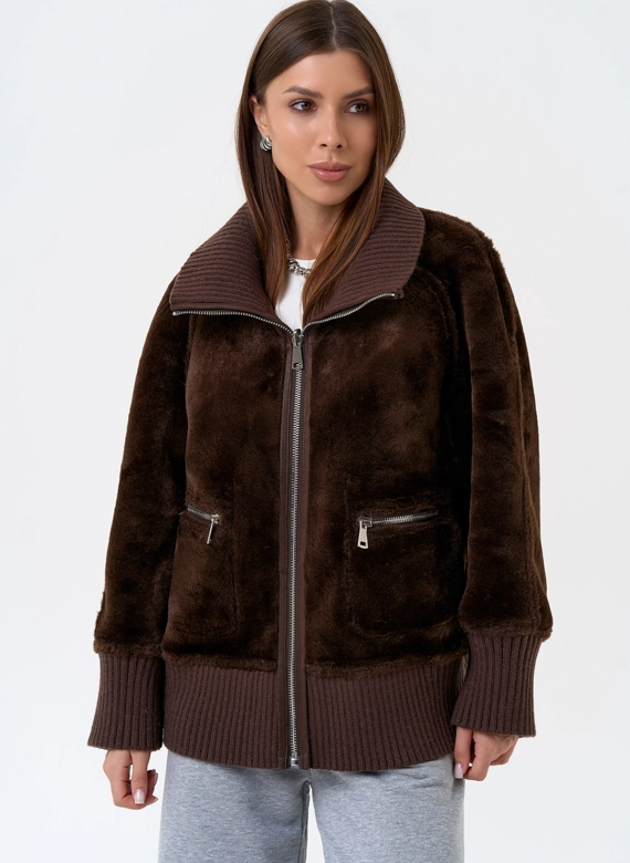 Женский двухсторонний бомбер из эко замши в коричневом цвете
