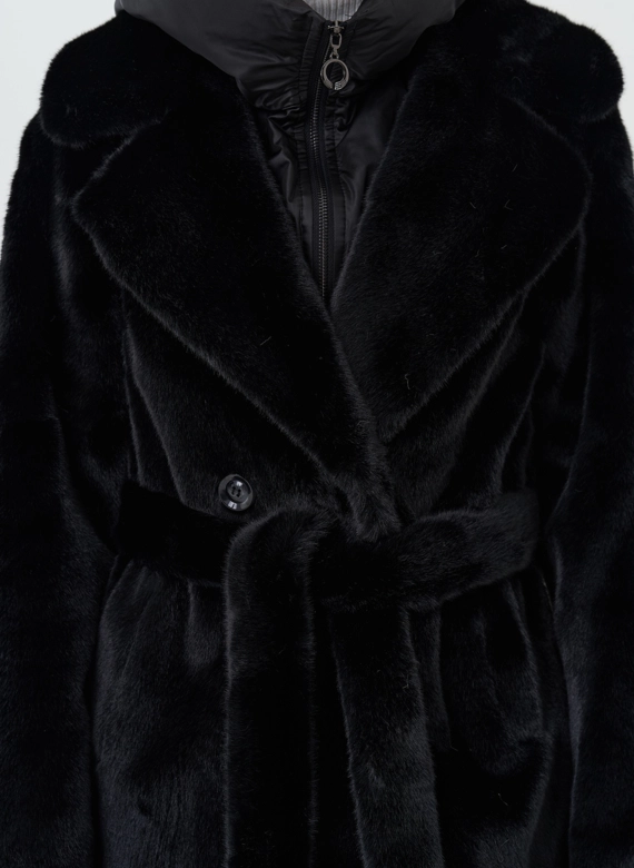 Женское пальто из экомеха с капюшоном