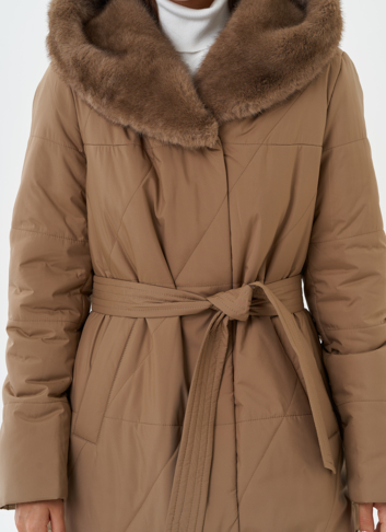 Пуховик с капюшоном из эко меха